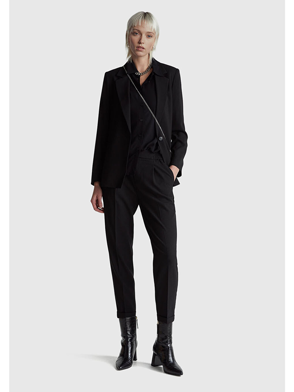 Kadın Siyah Viskoz Karışımlı Yanı ve Arkası Büzgülü Kıvrık Paça Pantolon-4