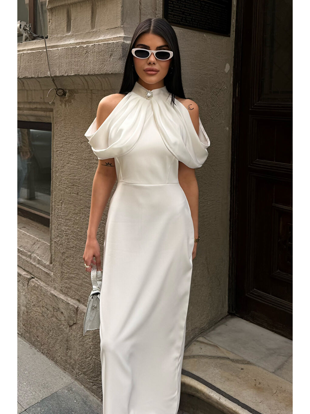 Kadın Beyaz Dik Yaka Pelerin Detaylı Maxi Davet Elbisesi-1