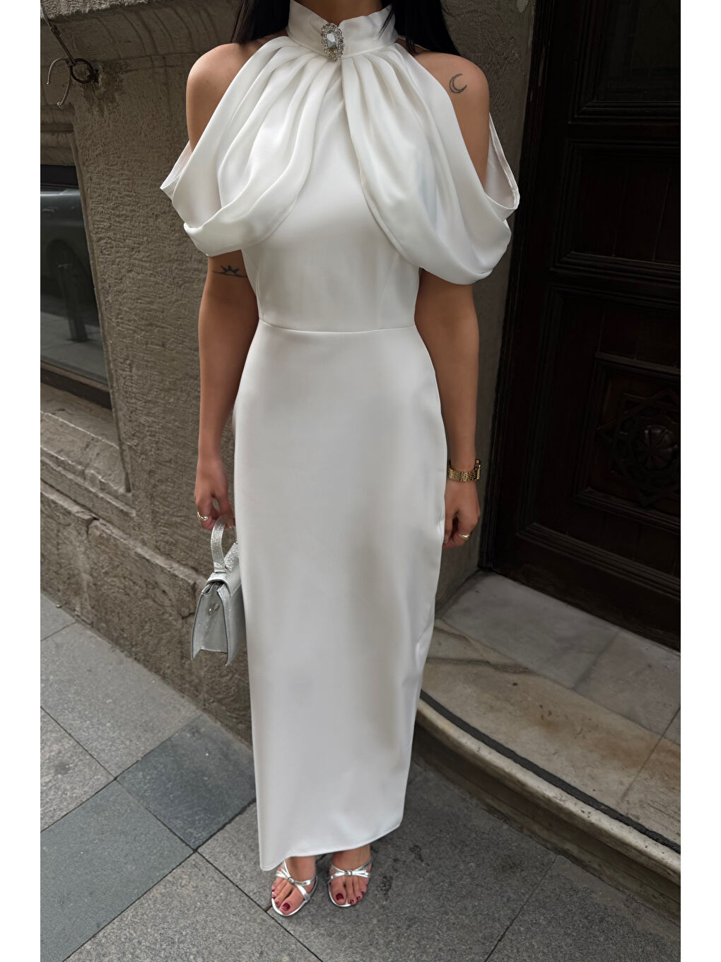 Kadın Beyaz Dik Yaka Pelerin Detaylı Maxi Davet Elbisesi-3