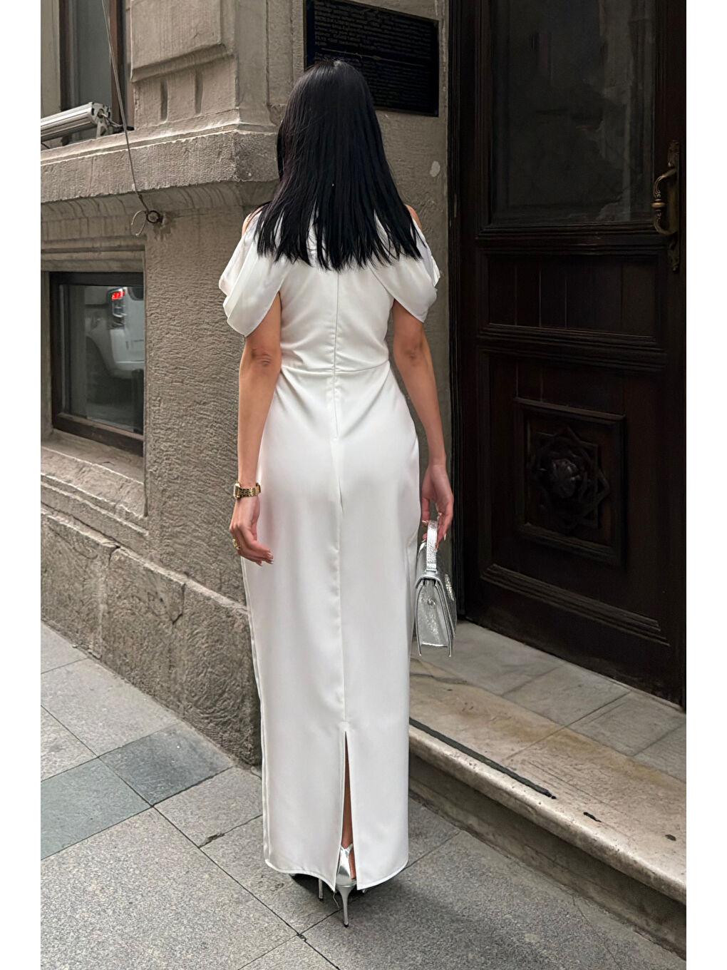 Kadın Beyaz Dik Yaka Pelerin Detaylı Maxi Davet Elbisesi-4