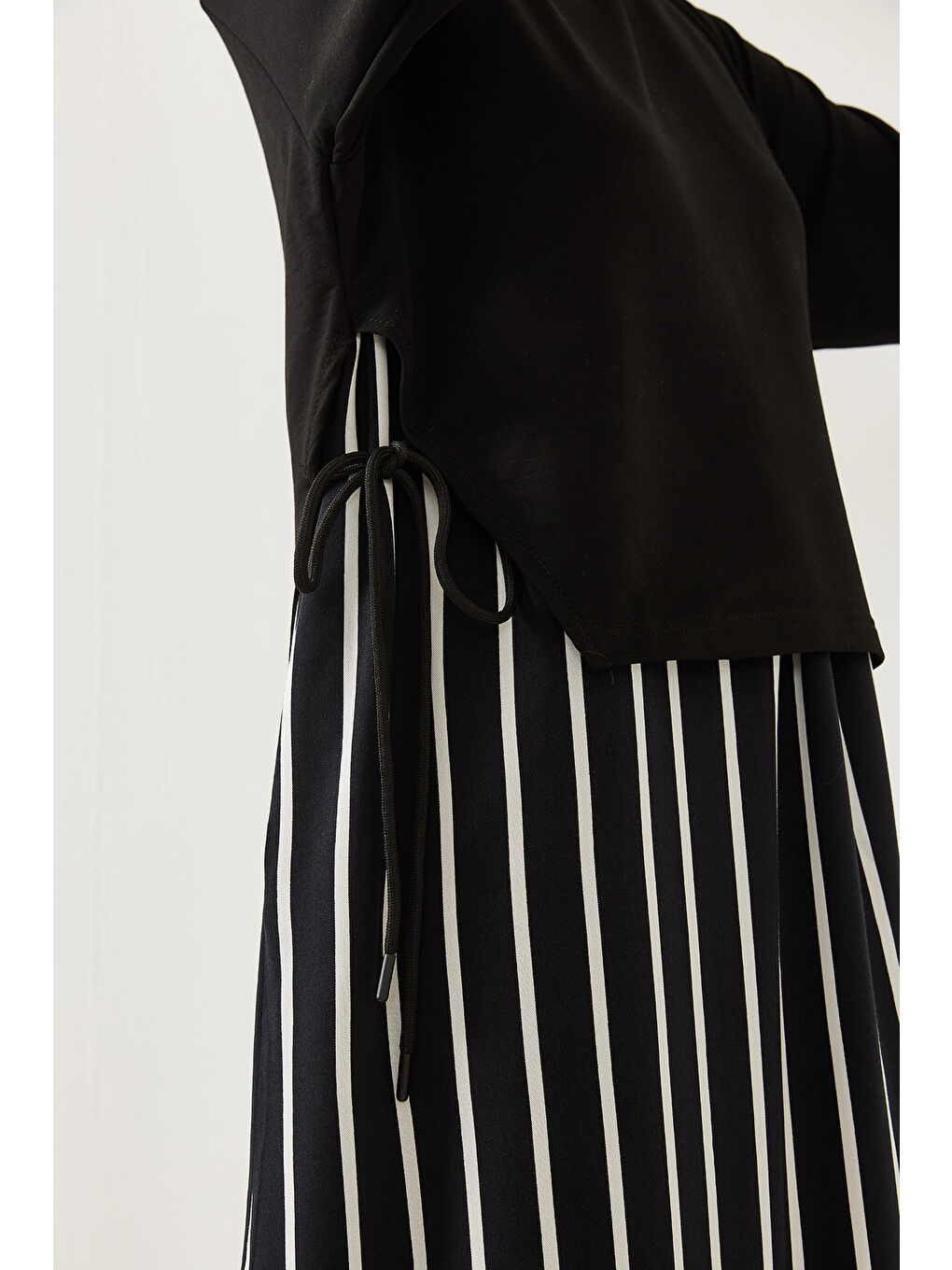 Siyah Kadın Yan Bağlamalı Eteği Desenli Uzun Kollu Elbise-5