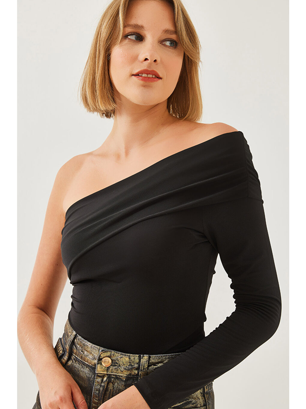 Siyah Kadın Madonna Yaka Tek Kollu Bluz-1