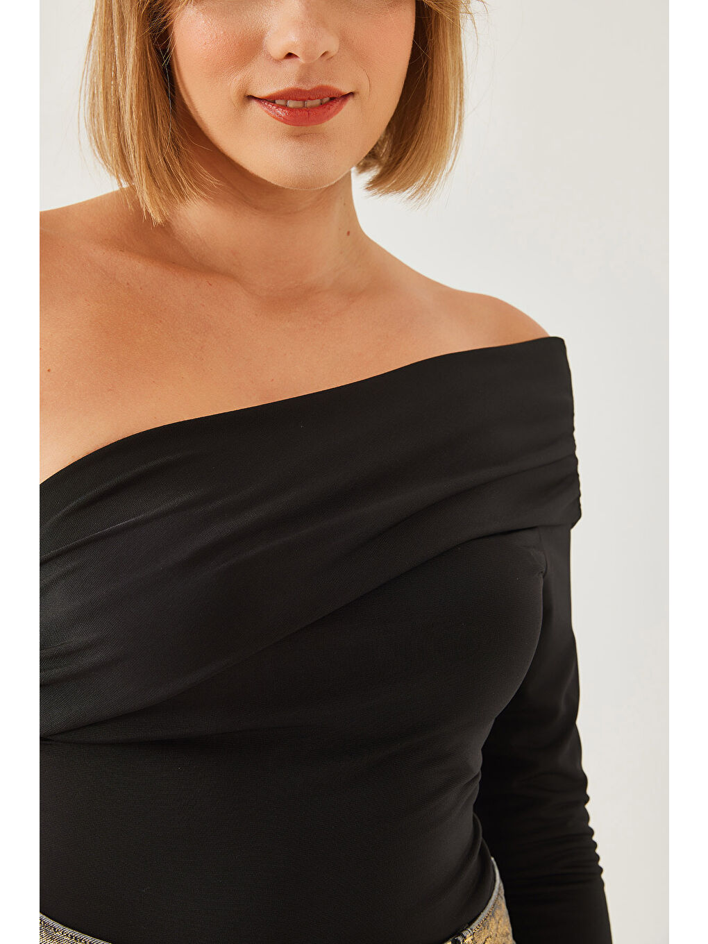 Siyah Kadın Madonna Yaka Tek Kollu Bluz-2