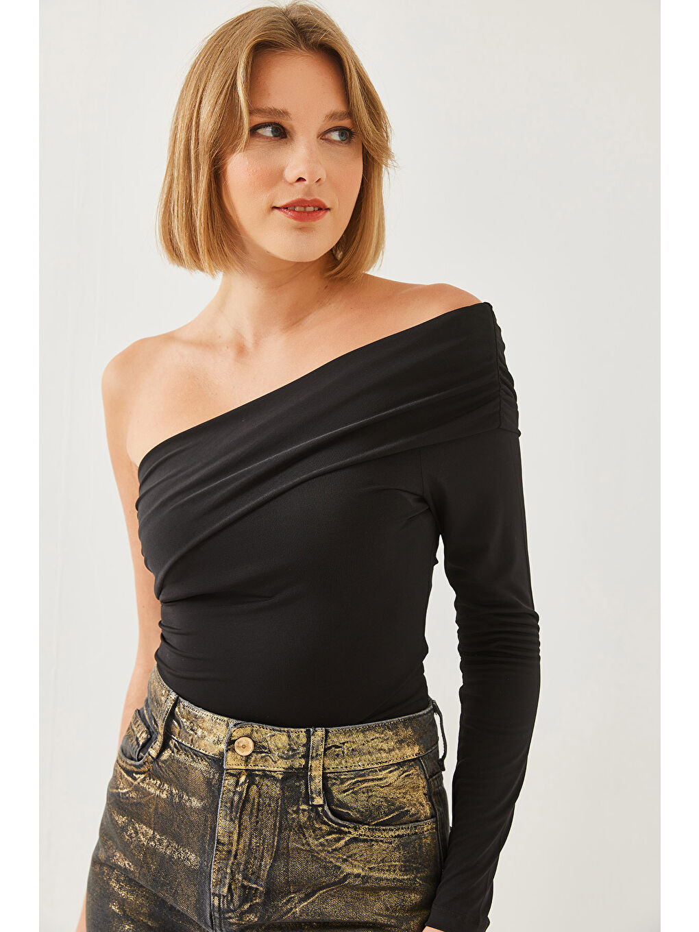 Siyah Kadın Madonna Yaka Tek Kollu Bluz-5