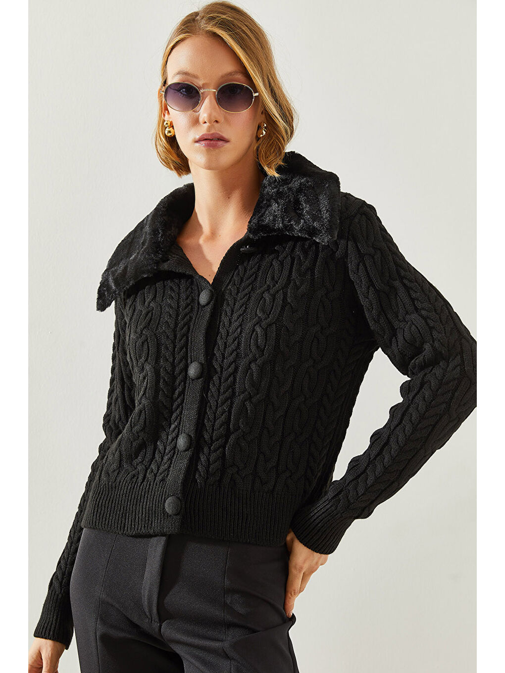 Siyah Kadın Saç Örgülü Yakası Kürklü Triko Hırka