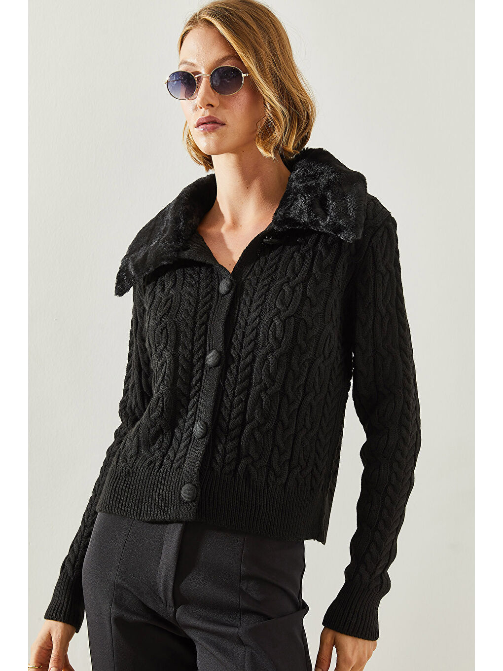 Siyah Kadın Saç Örgülü Yakası Kürklü Triko Hırka-1