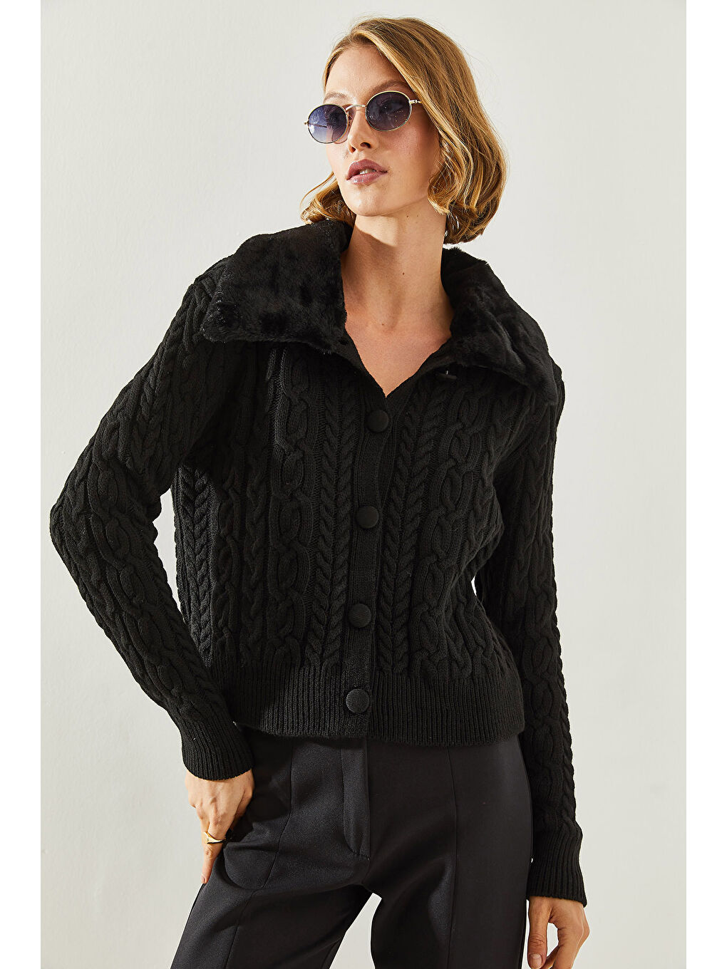 Siyah Kadın Saç Örgülü Yakası Kürklü Triko Hırka-4