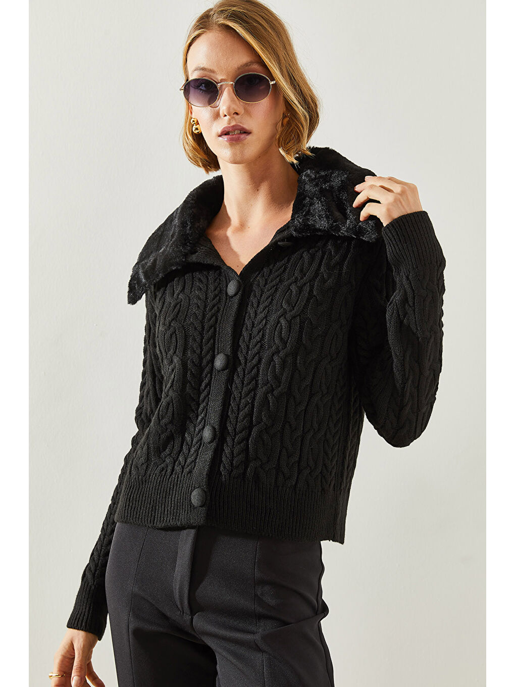 Siyah Kadın Saç Örgülü Yakası Kürklü Triko Hırka-5