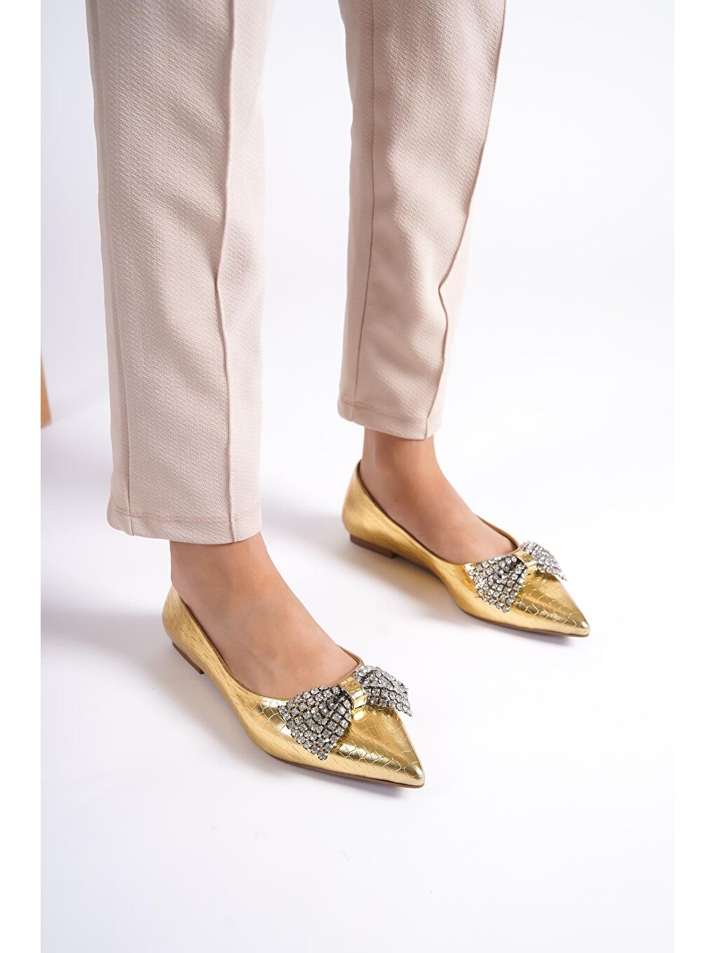 Sarı Sivri Burunlu Taşlı Fiyonklu Kroko Desenli Kadın Babet