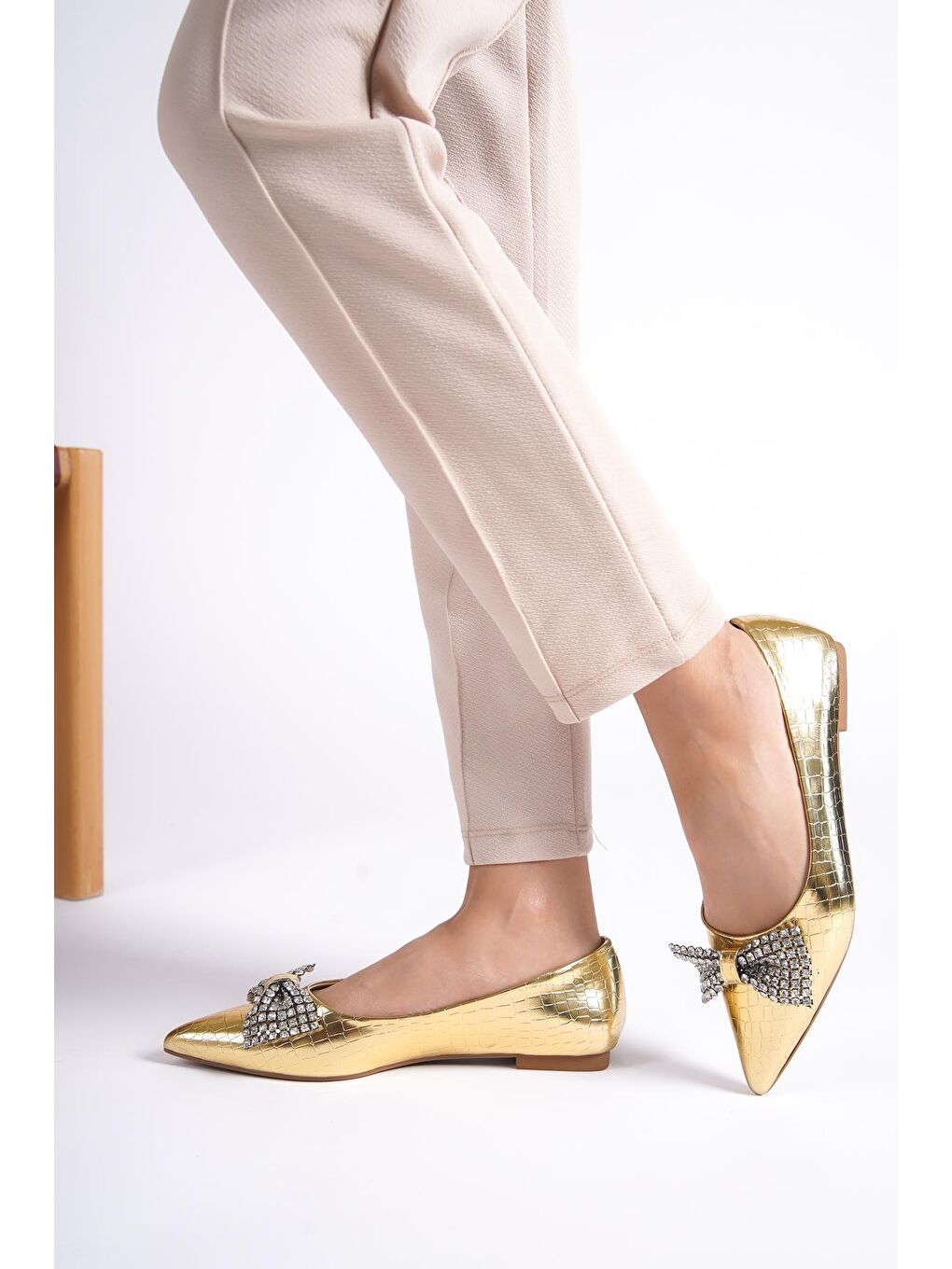 Sarı Sivri Burunlu Taşlı Fiyonklu Kroko Desenli Kadın Babet-1