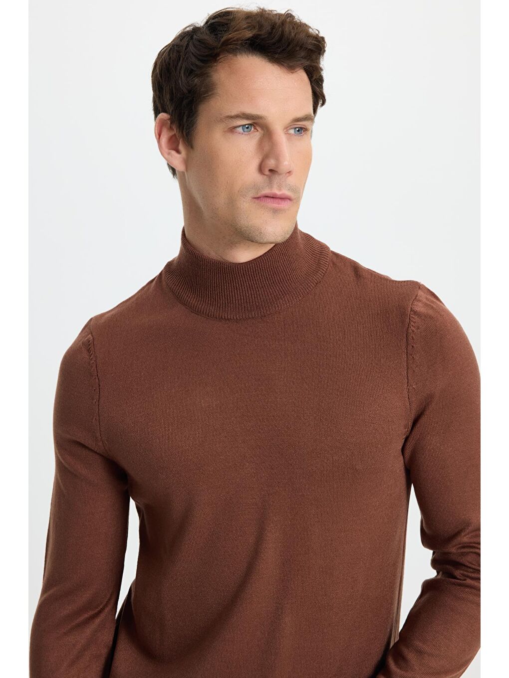 Erkek Slim Fit Dar Kesim Yumuşak Dokulu Tüylenmeyen Kahverengi Yarım Balıkçı Yaka Triko Kazak-1