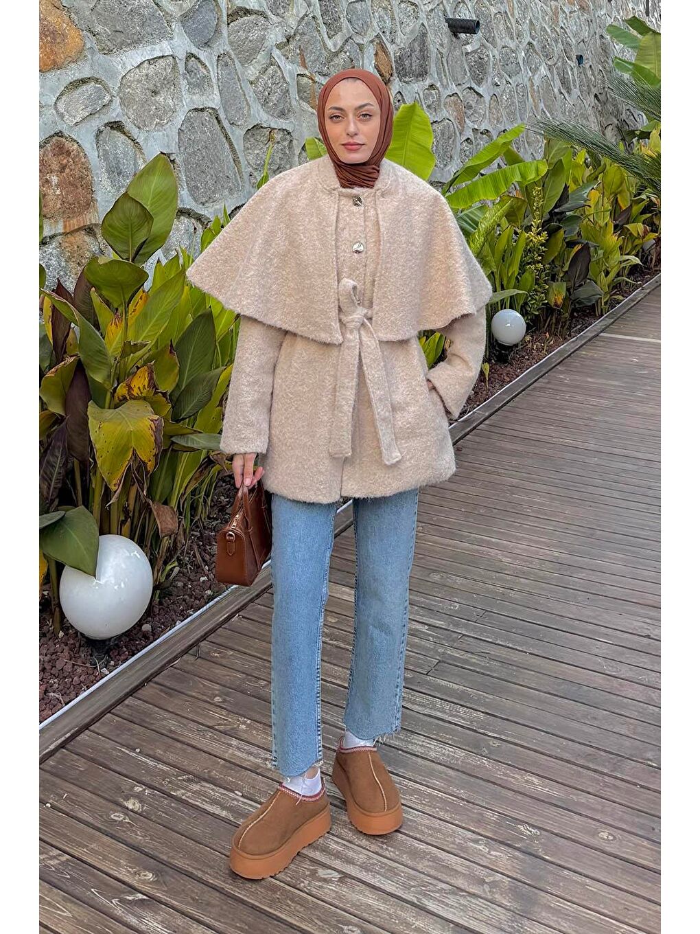 Bej Bağlama Detaylı Pelerinli Kaban Taş-1