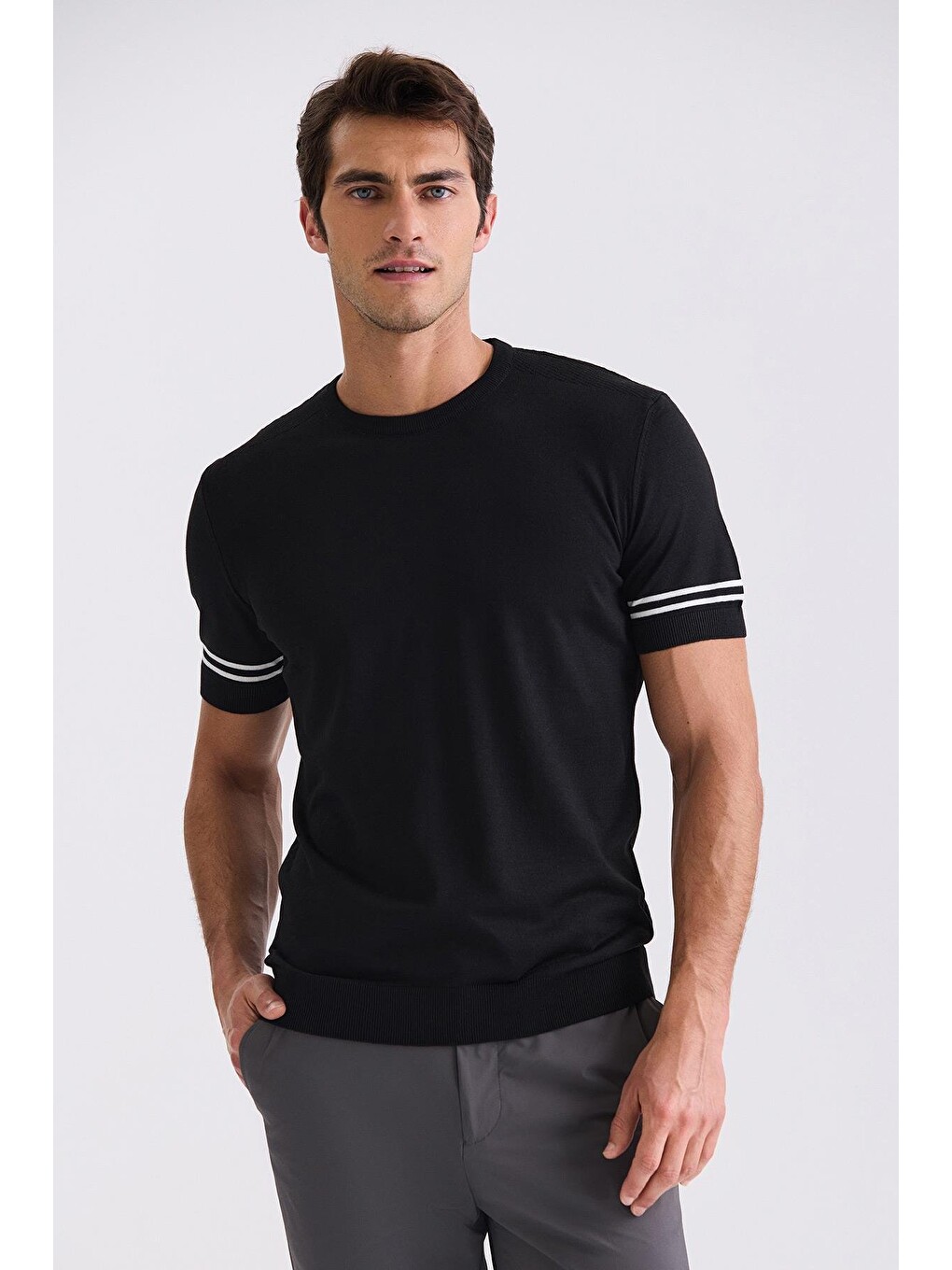 Siyah Slim Fit Bisiklet Yaka Triko Tişört