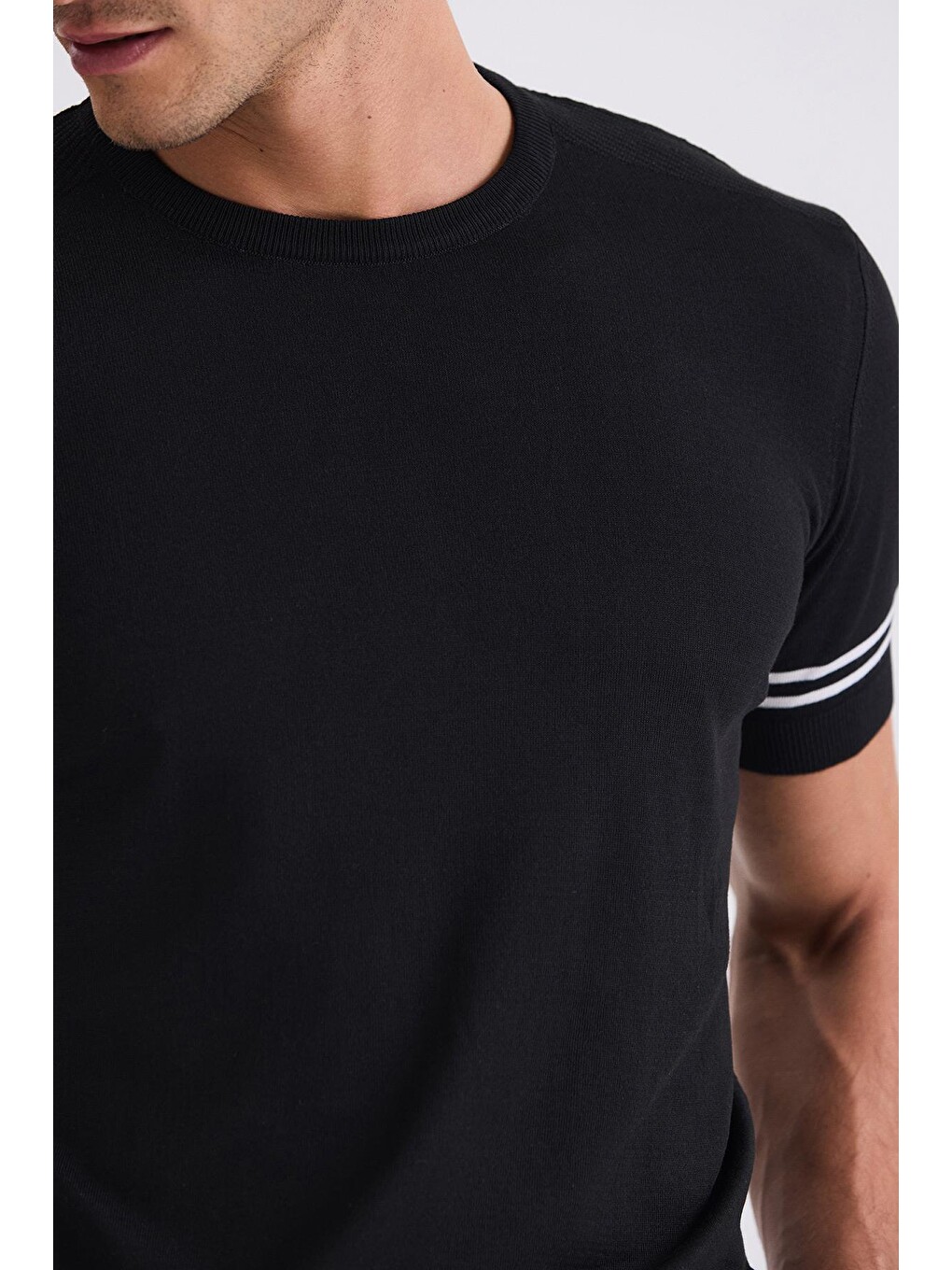Siyah Slim Fit Bisiklet Yaka Triko Tişört-2