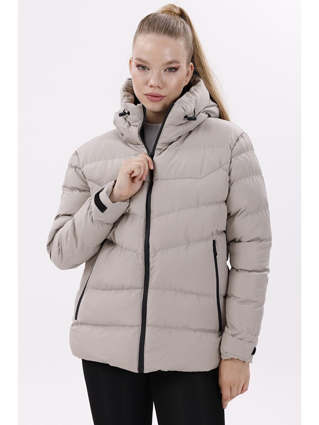 Bej Kadın Kapüşonlu Polarlı Kürklü Su Geçirmez Rüzgara Dayanıklı Şişme Mont Kaban Parka-1