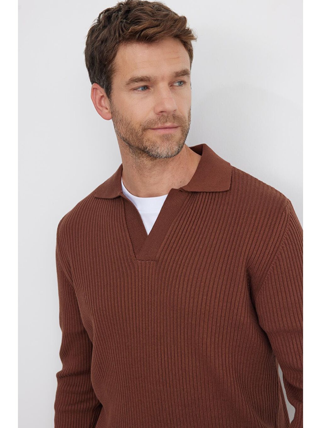 Erkek Standart Fit Normal Kesim Pamuklu Polo V Yaka Kahverengi Kazak-1