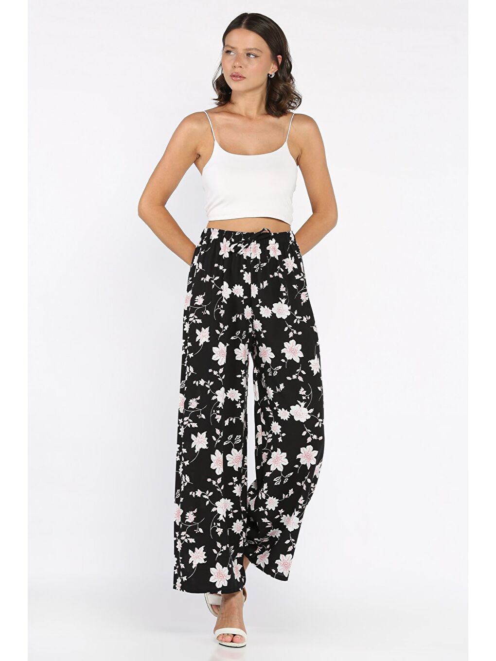 Siyah Kadın Çiçek Desenli Viskon Yürüyüş Pantolonu-1