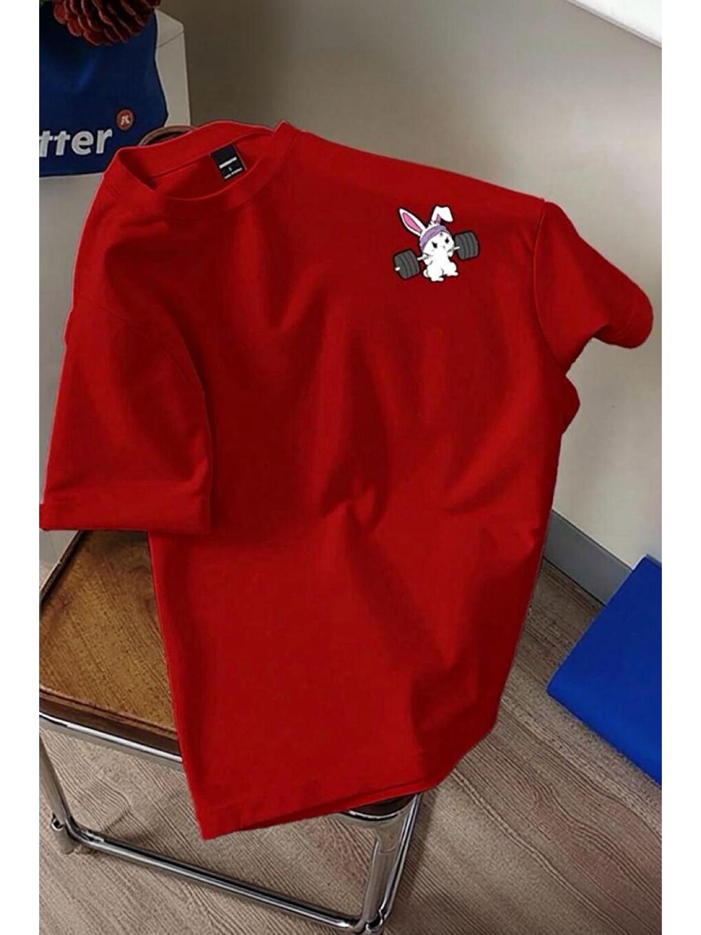 Kırmızı Gym Bunny - Halter Kaldıran Tavşan Baskılı Unisex Oversize Pamuklu Tişört-1