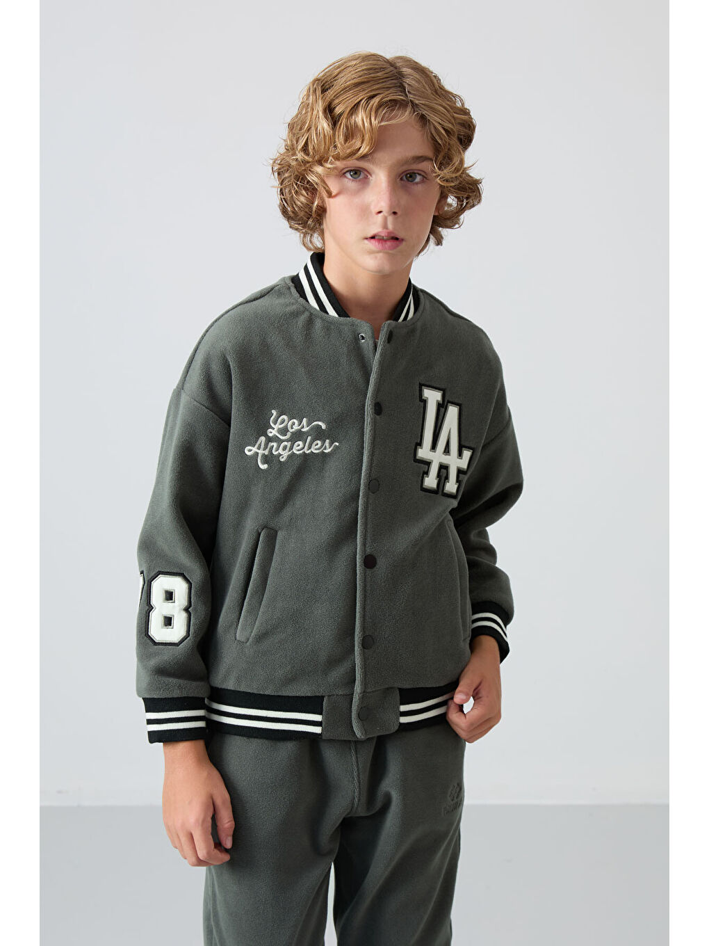 Haki Kalın Yumuşak Dokulu Standart Fit Nakışlı Polar Erkek Çocuk Kolej Ceket - 11227-7