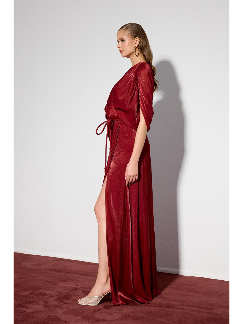 Bordo Yırtmaçlı Kemerli Organze Abiye Elbise-2