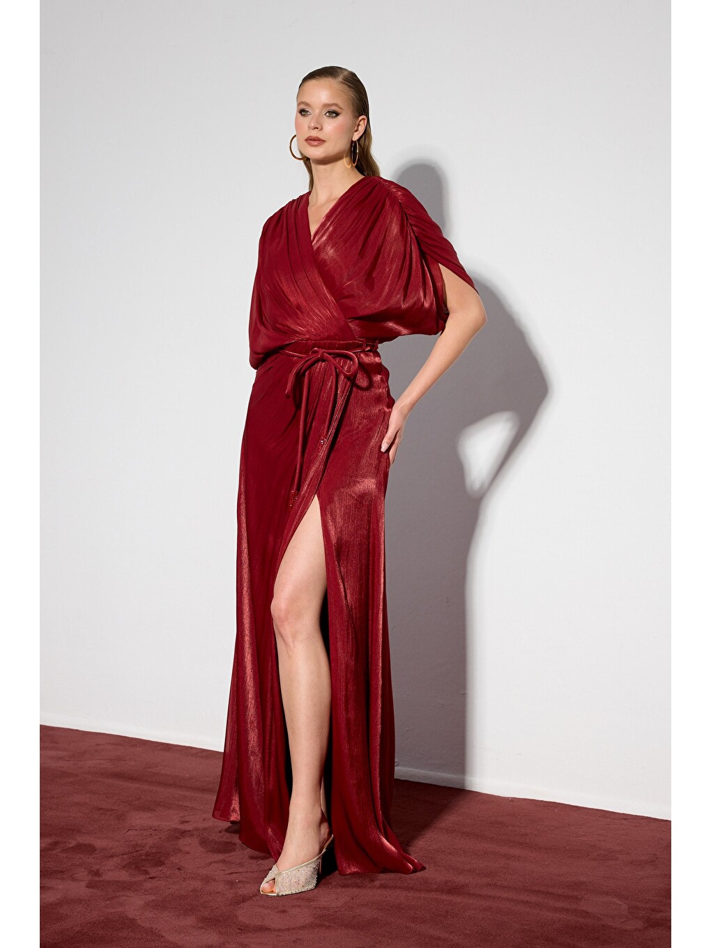 Bordo Yırtmaçlı Kemerli Organze Abiye Elbise-3
