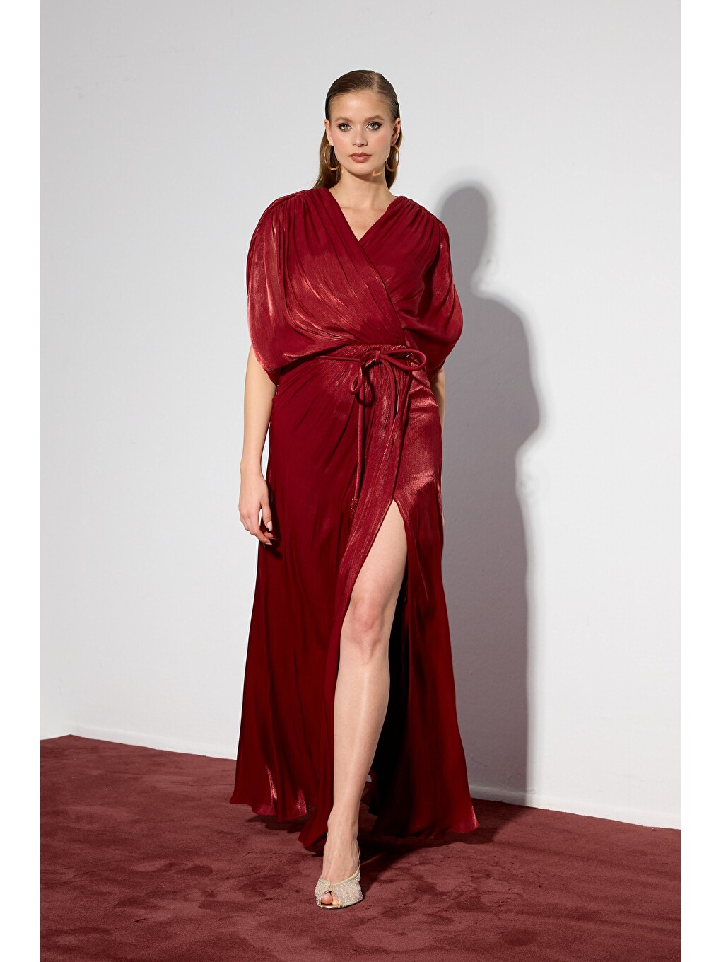 Bordo Yırtmaçlı Kemerli Organze Abiye Elbise-4