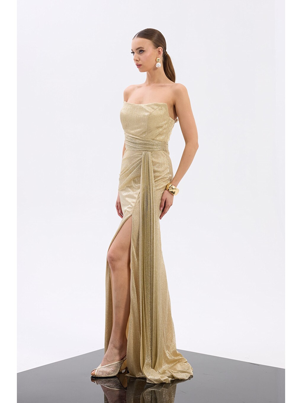 Sarı Gold Straplez Yırtmaçlı Simli Abiye Elbise-3