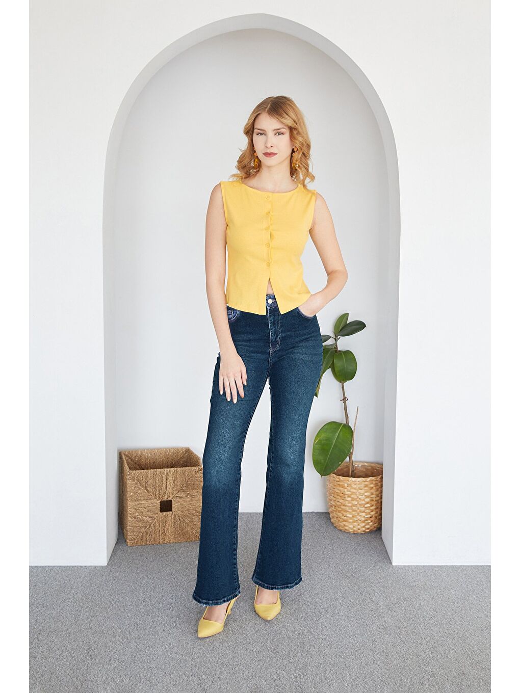 Sarı Düğmeli Geniş Yaka Bluz-1