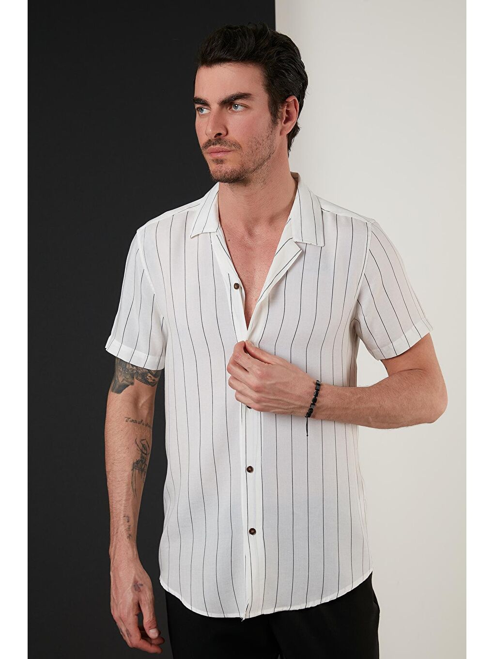 Siyah Regular Fit Kısa Kollu Apaş Yaka Desenli Gömlek CF21S114293