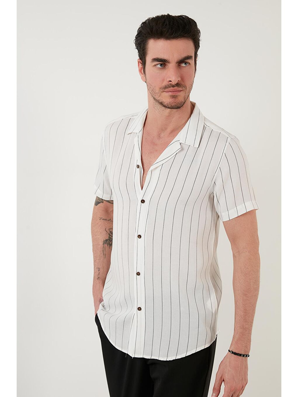 Siyah Regular Fit Kısa Kollu Apaş Yaka Desenli Gömlek CF21S114293-1