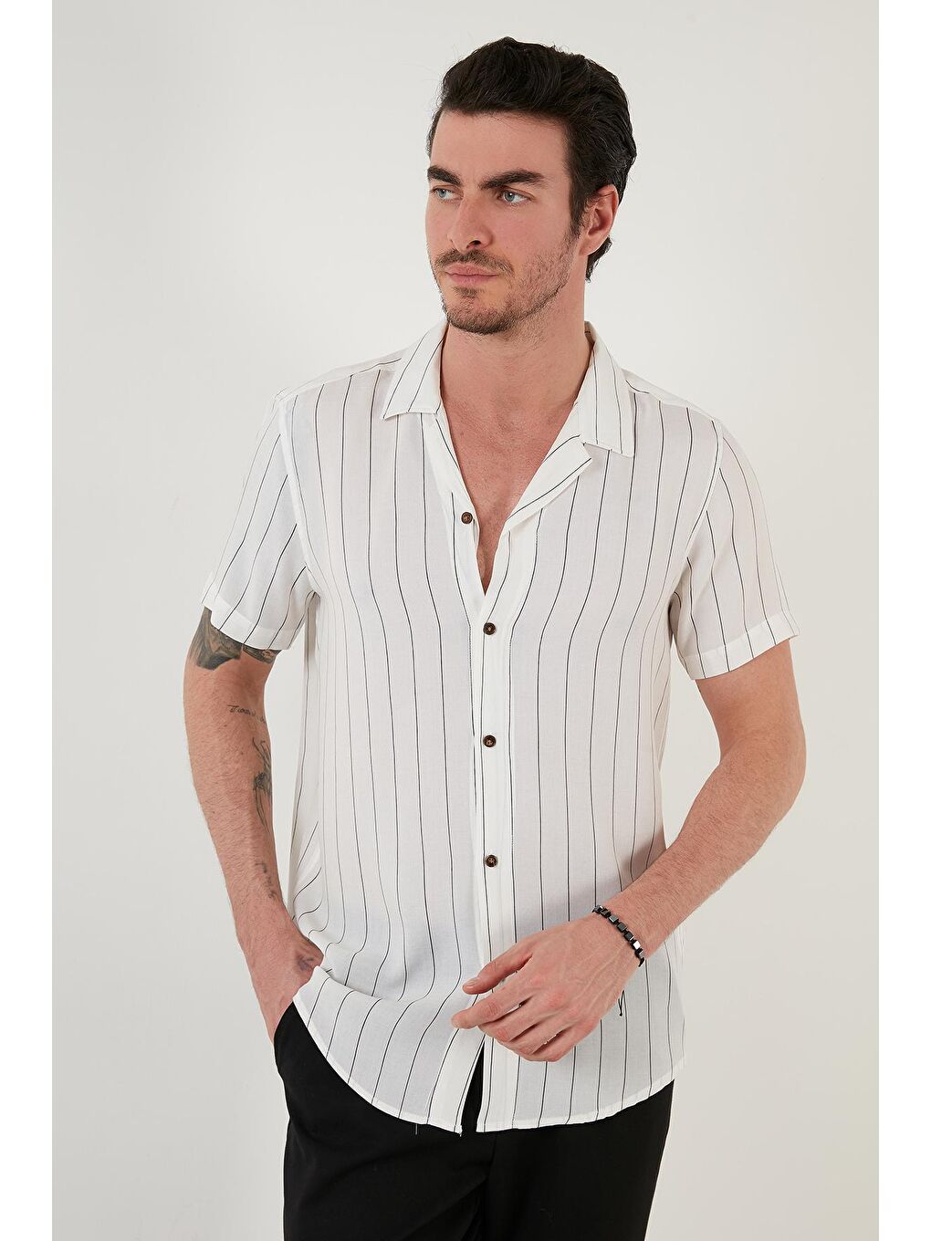 Siyah Regular Fit Kısa Kollu Apaş Yaka Desenli Gömlek CF21S114293-2