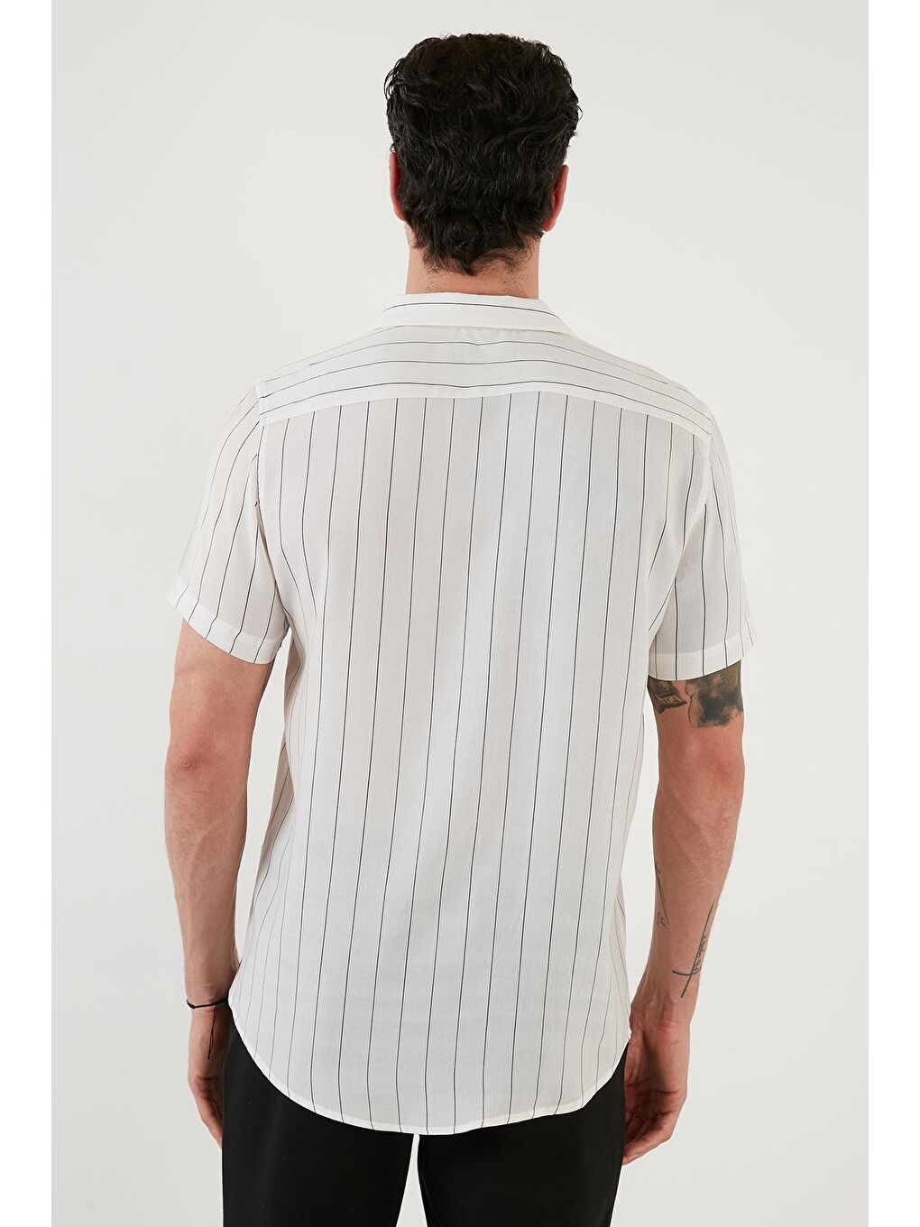 Siyah Regular Fit Kısa Kollu Apaş Yaka Desenli Gömlek CF21S114293-4