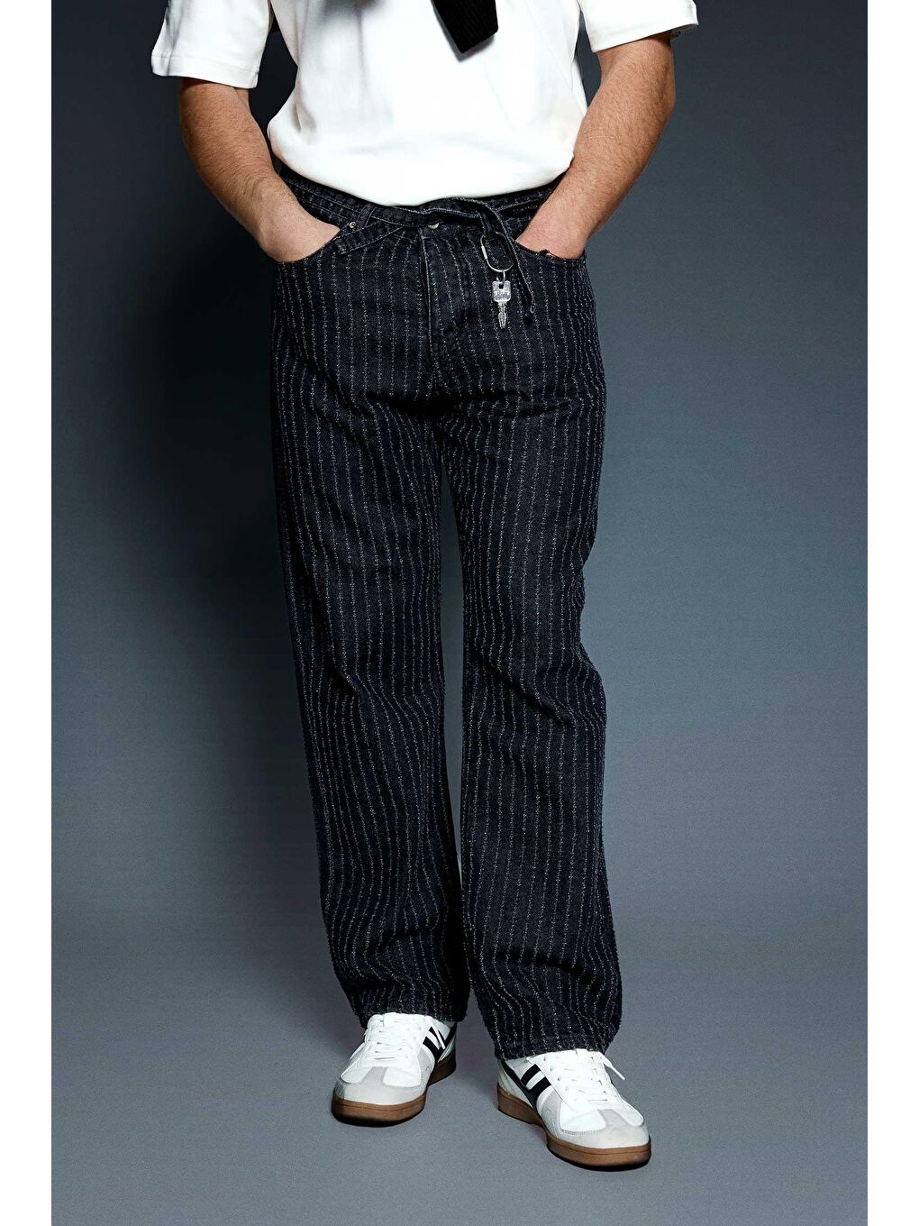 Erkek Desenli Kemer Detaylı Baggy Fit Jean Siyah-2