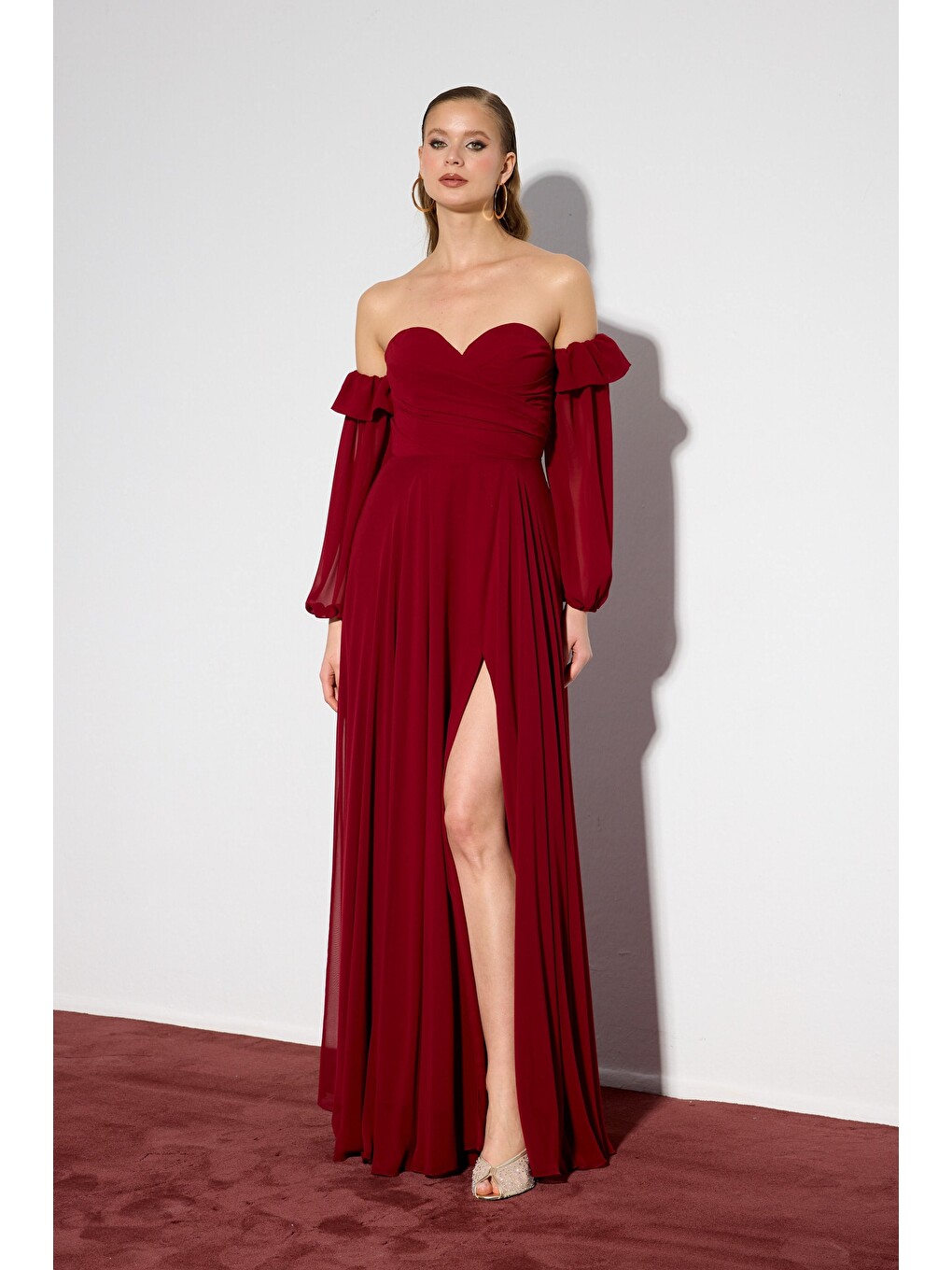 Bordo Straplez Yırtmaçlı Şifon Abiye Elbise