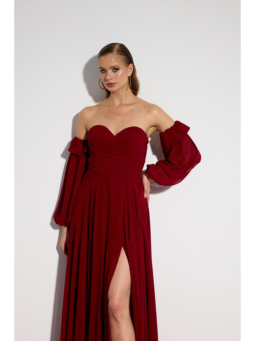 Bordo Straplez Yırtmaçlı Şifon Abiye Elbise-1