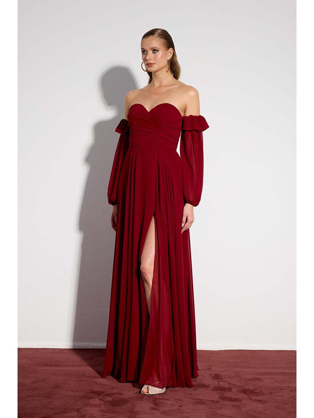 Bordo Straplez Yırtmaçlı Şifon Abiye Elbise-2