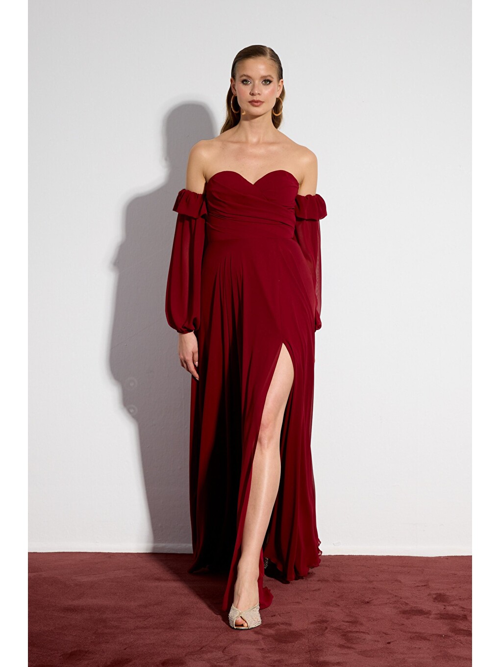 Bordo Straplez Yırtmaçlı Şifon Abiye Elbise-3