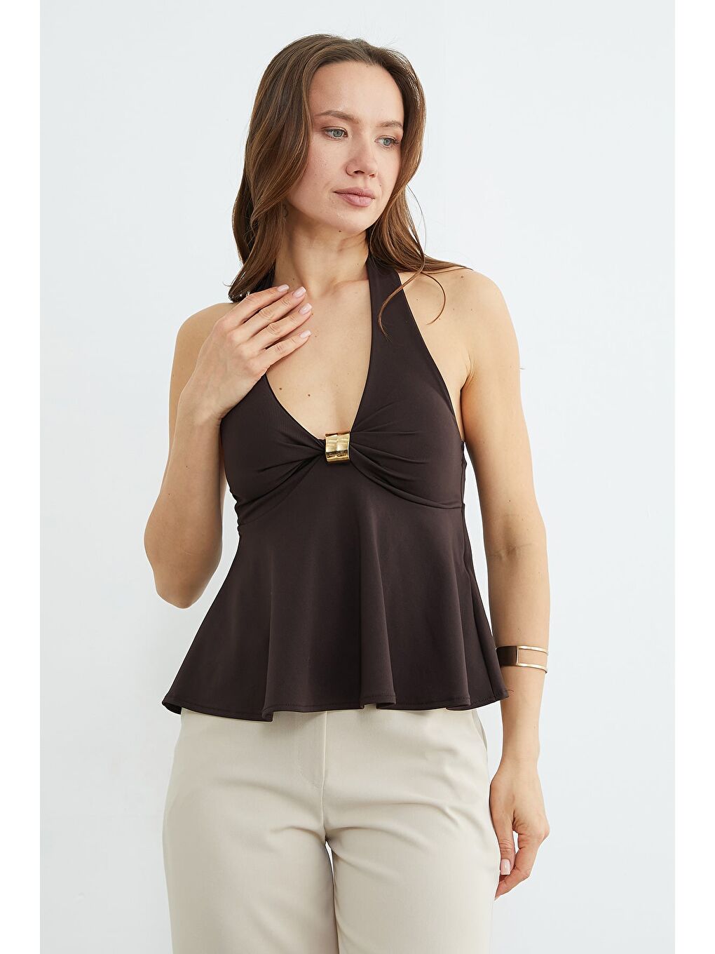 Kahverengi Toka Aksesuarlı Boyundan Geçirmeli Kaplı Bluz-2