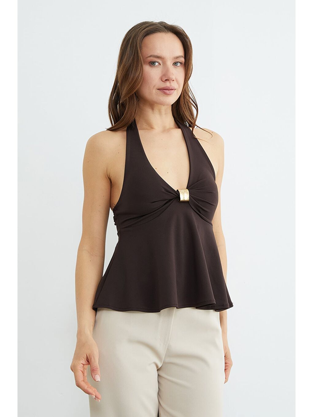 Kahverengi Toka Aksesuarlı Boyundan Geçirmeli Kaplı Bluz-3