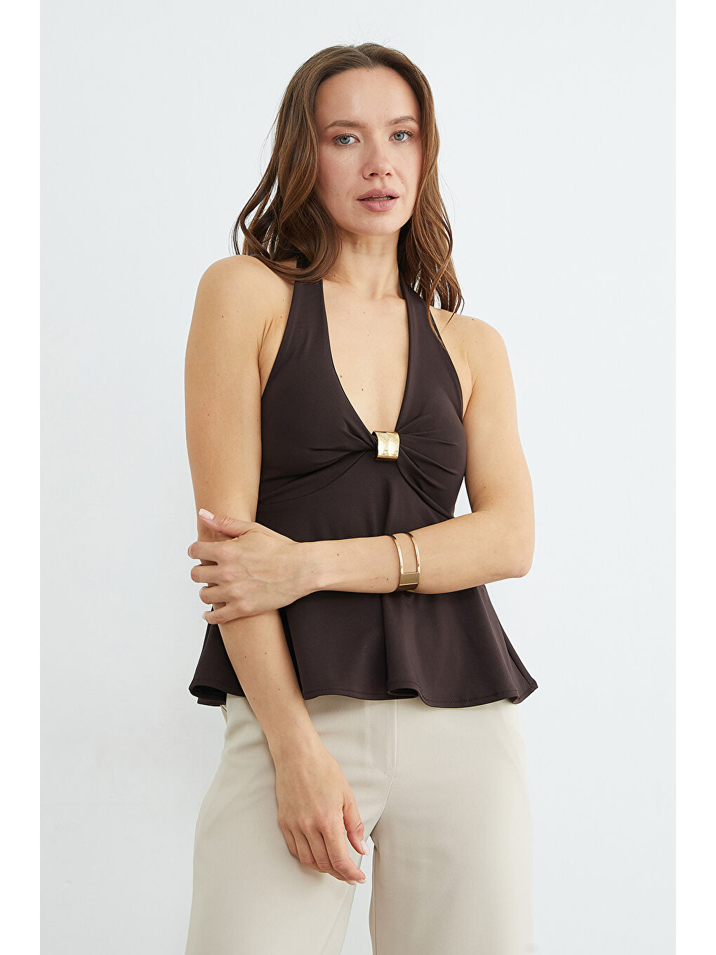 Kahverengi Toka Aksesuarlı Boyundan Geçirmeli Kaplı Bluz-4