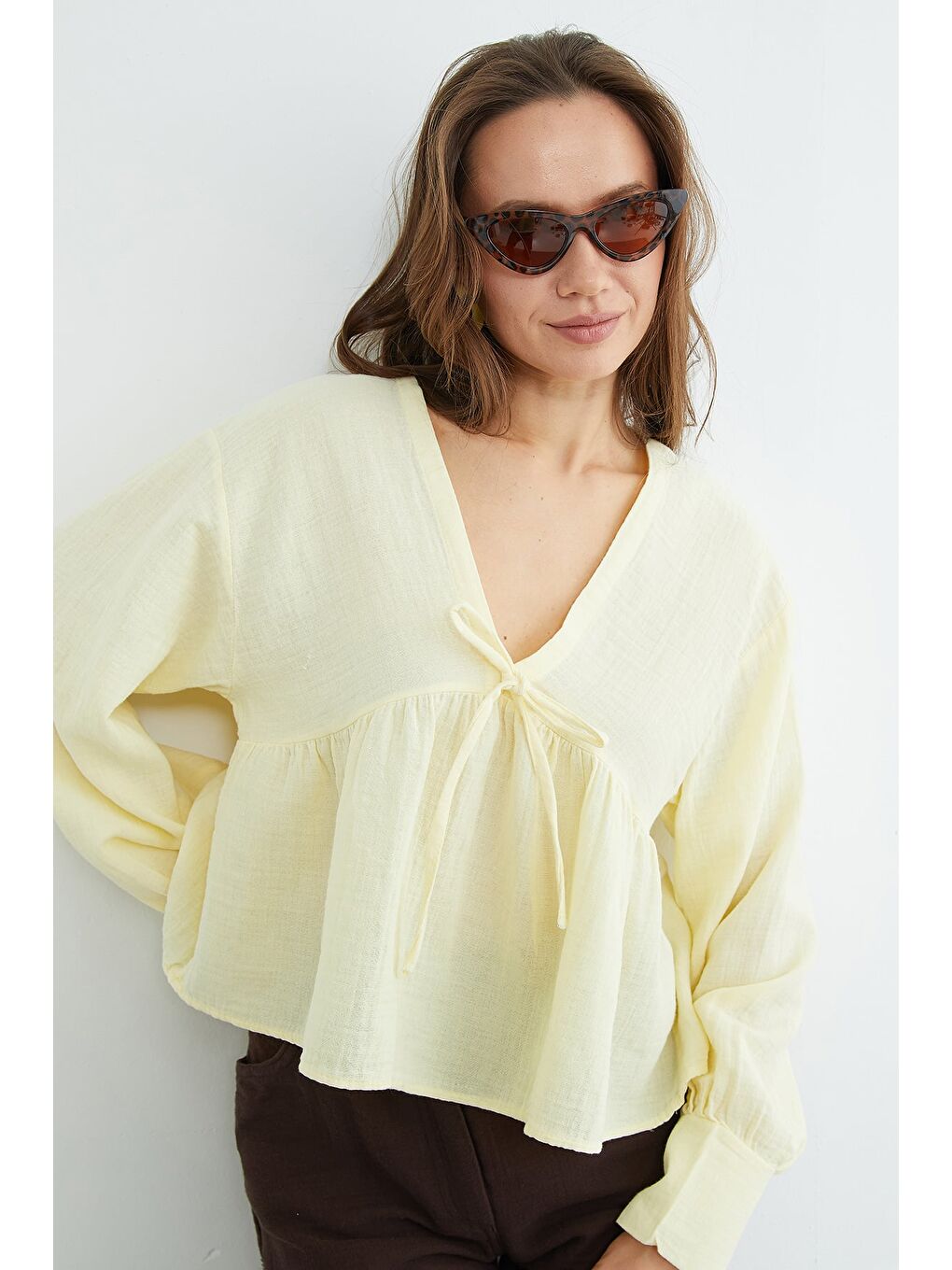 Sarı Bağlama Detaylı V Yaka Müslin Kumaş Bluz