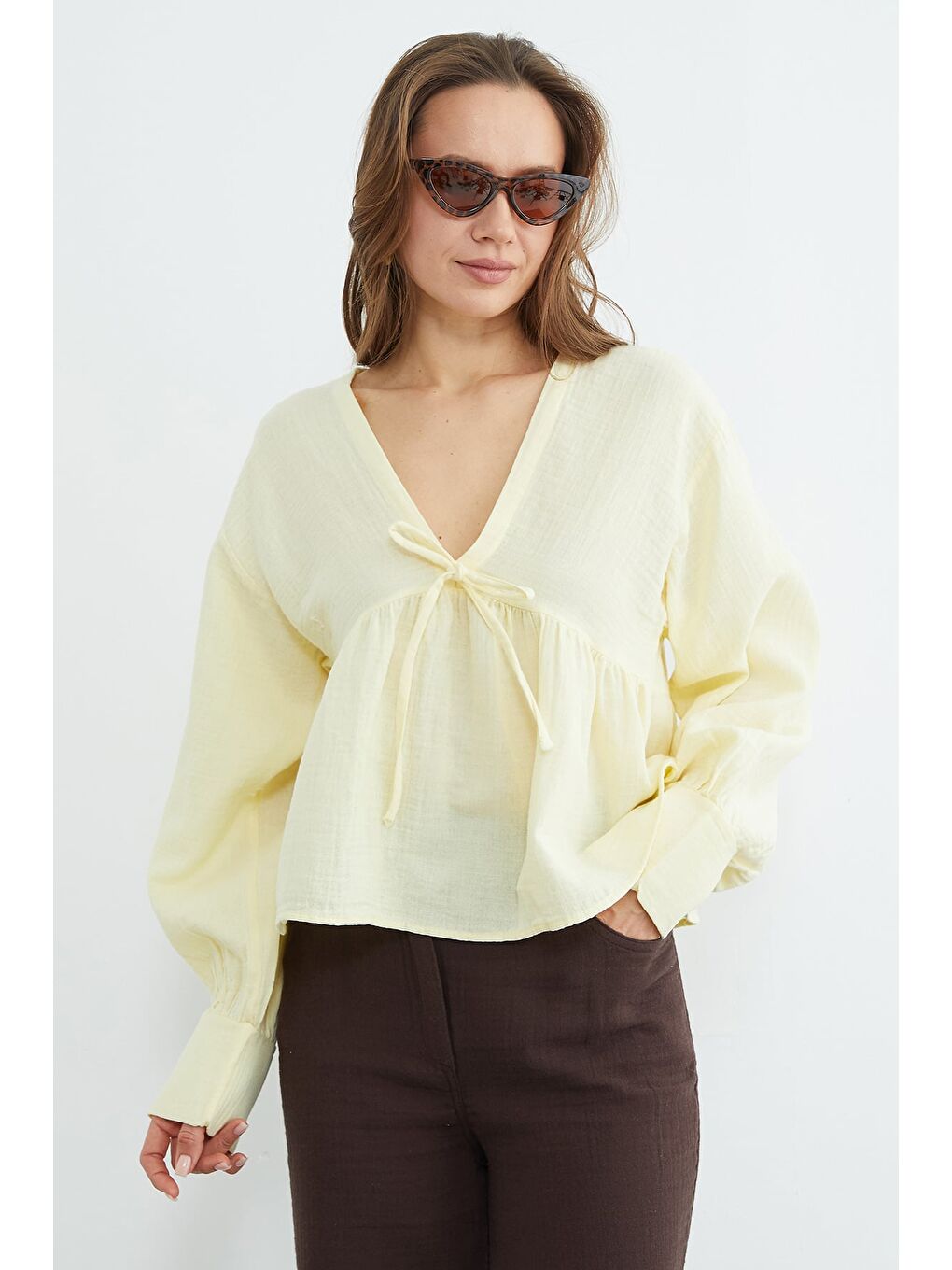 Sarı Bağlama Detaylı V Yaka Müslin Kumaş Bluz-1