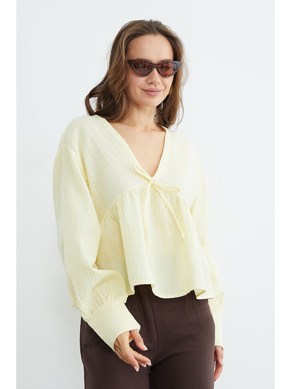 Sarı Bağlama Detaylı V Yaka Müslin Kumaş Bluz-2