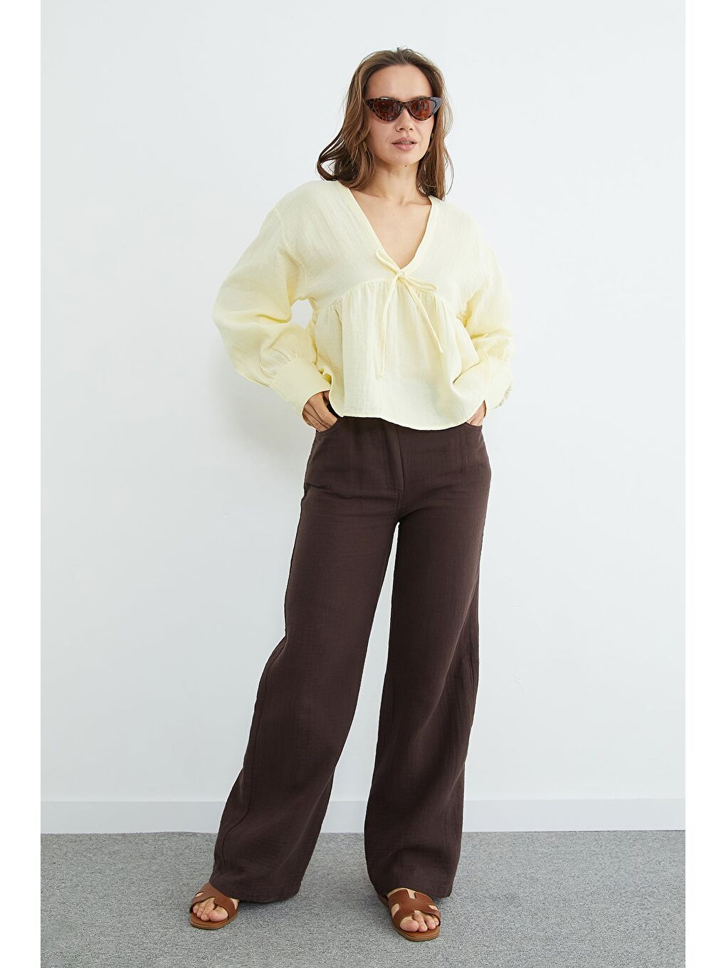 Sarı Bağlama Detaylı V Yaka Müslin Kumaş Bluz-3