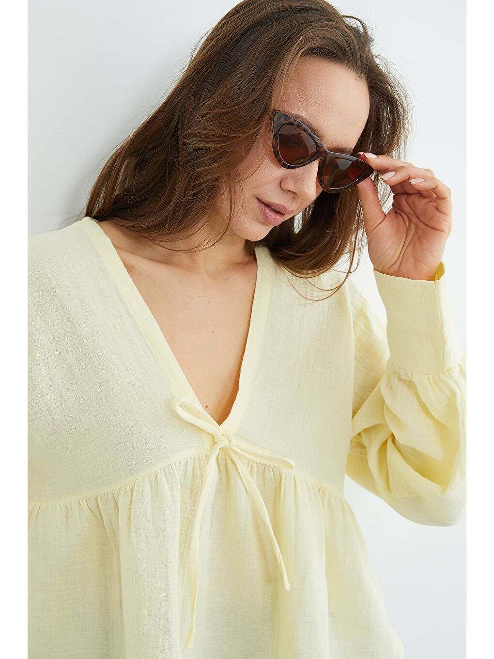 Sarı Bağlama Detaylı V Yaka Müslin Kumaş Bluz-4