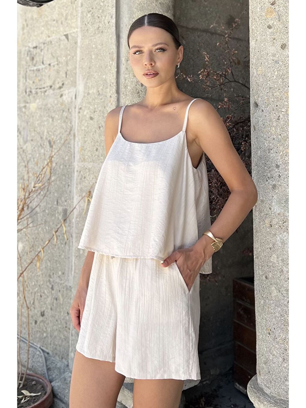 Bej Kadın Ayarlanabilir Askılı Bluz Bel Lastikli Şort İkili Takım