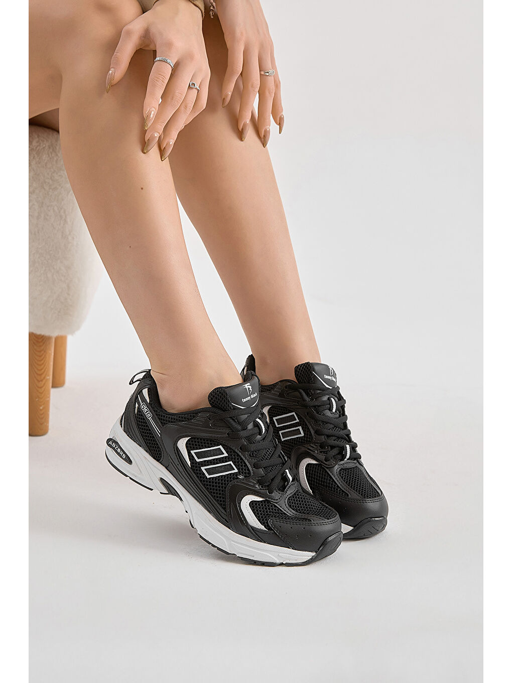 Kadın Siyah Beyaz Yüksek Faylon Taban Fileli Desenli Spor Ayakkabı