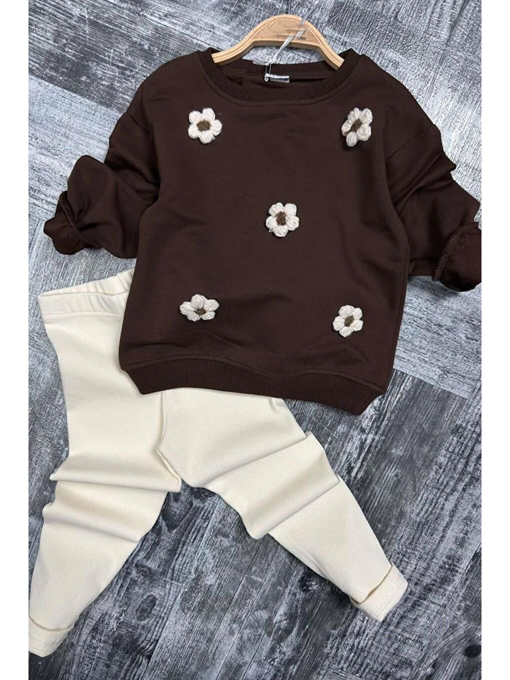 Ekru Kız Çocuk Üzeri Papatya Figürlü 3 İplik Kazak Bol Kesim Skuba Kumaş Fitilli Krem Taytlı Takım-2