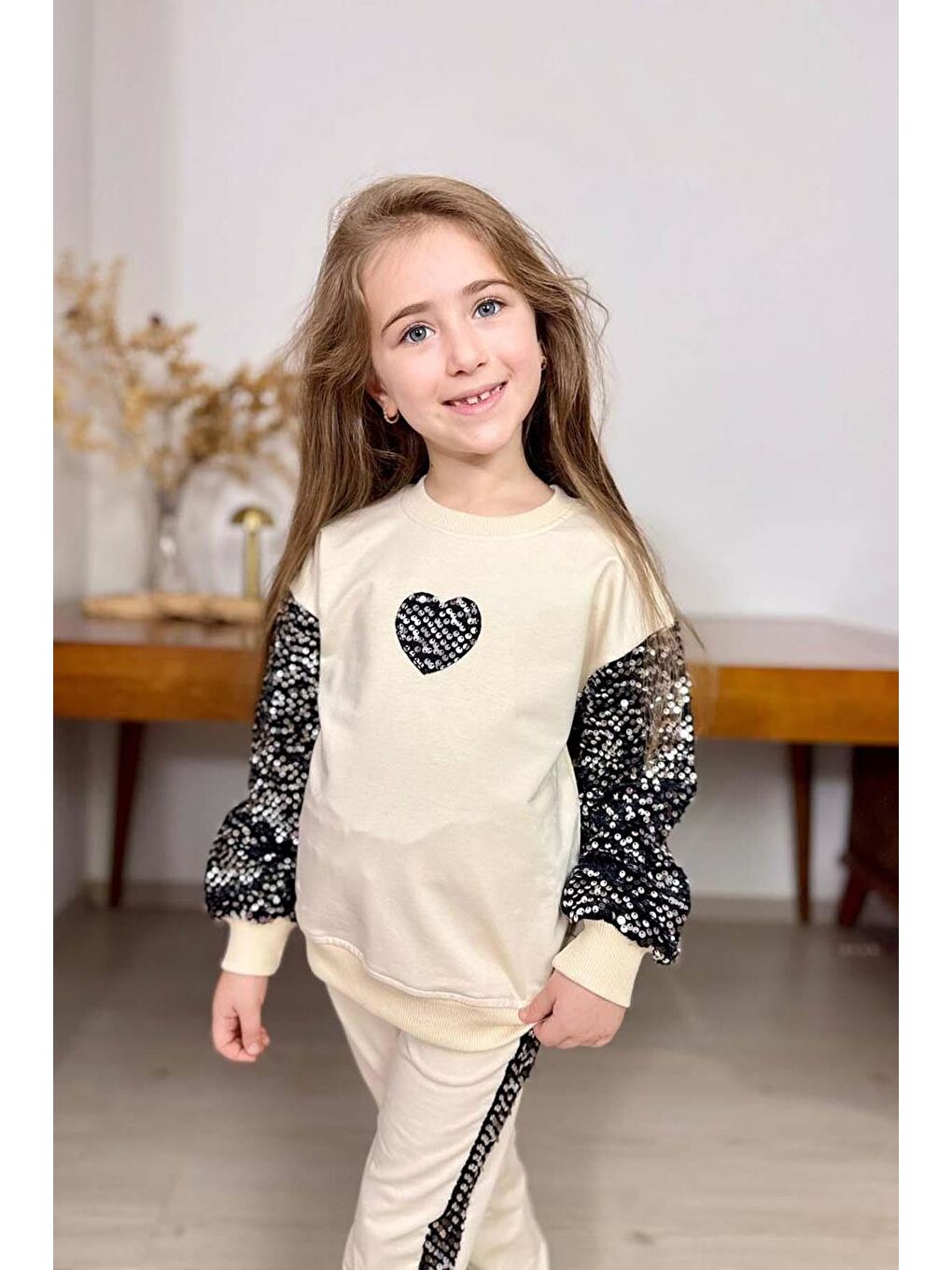 Ekru Kız Çocuk Bisiklet Yaka Kollarında ve Göğsünde Kalp Pulpayet İşlemeli Krem Eşofman Takım-1