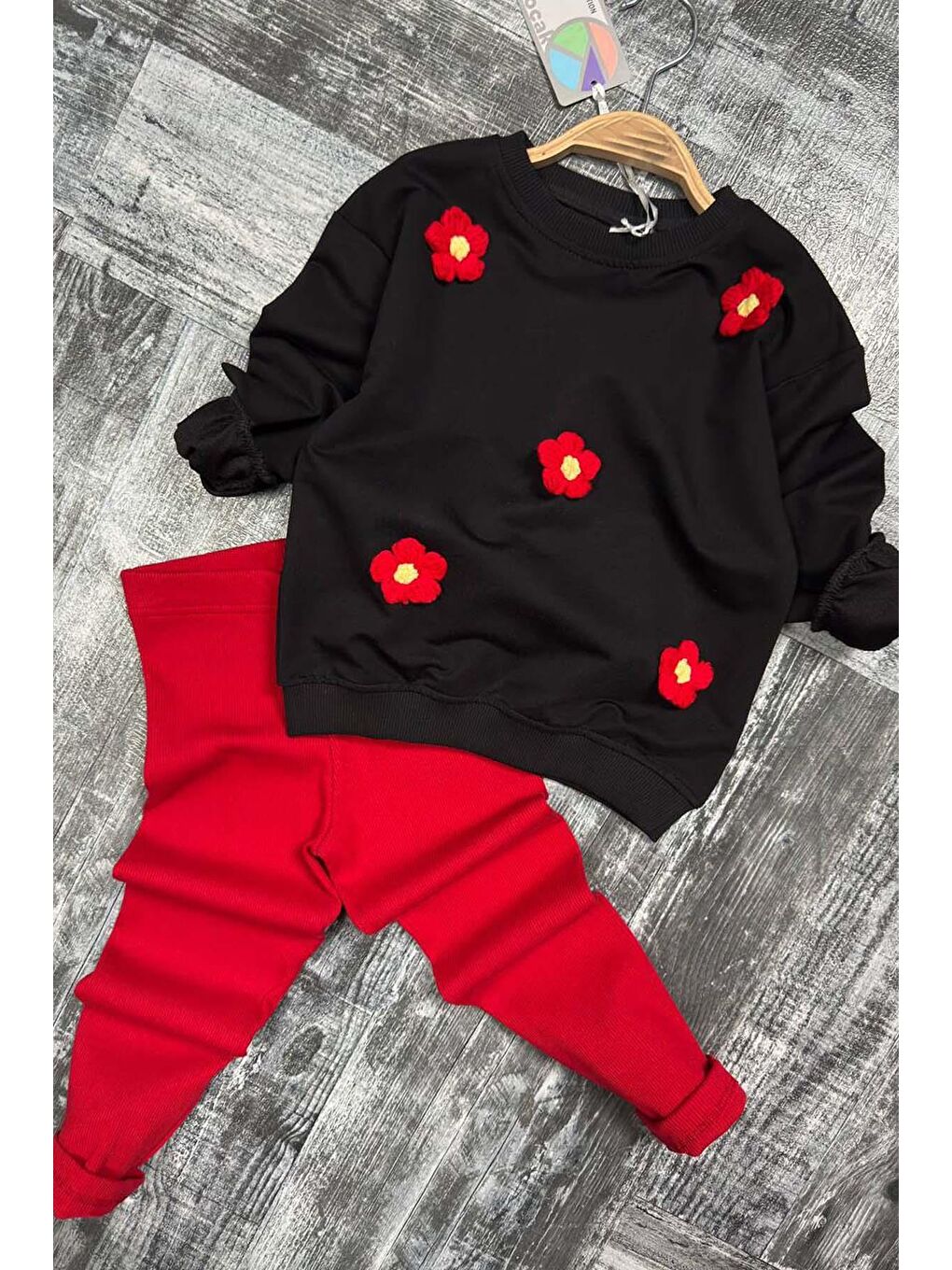 Kız Çocuk Üzeri Papatya Figürlü 3 İplik Kazak Bol Kesim Skuba Kumaş Fitilli Kırmızı Taytlı Takım-2